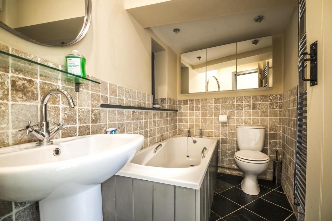 Rock Cottage - 3 Bedroom Holiday Home - Fishguard Bagian luar foto